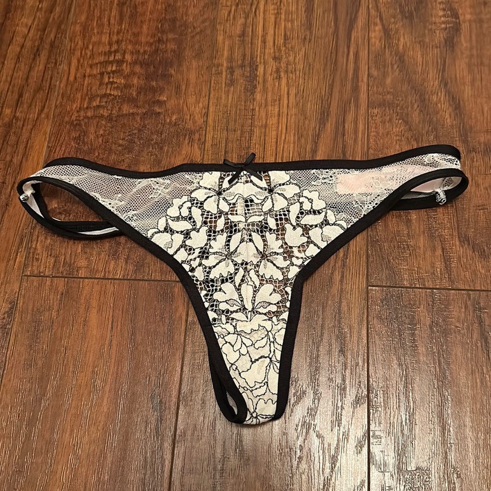 NWT- Victoria’s Secret Dream Angels Thong- Small
